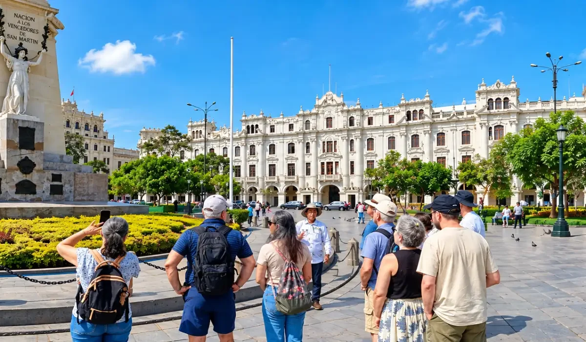 Viajeros recorriendo la plaza San Martín de Lima