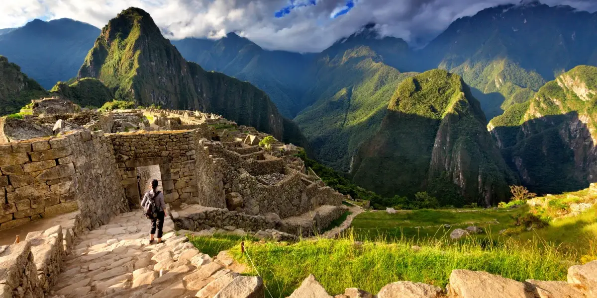 Viajero recorriendo Machu Picchu entre las montañas del Perú